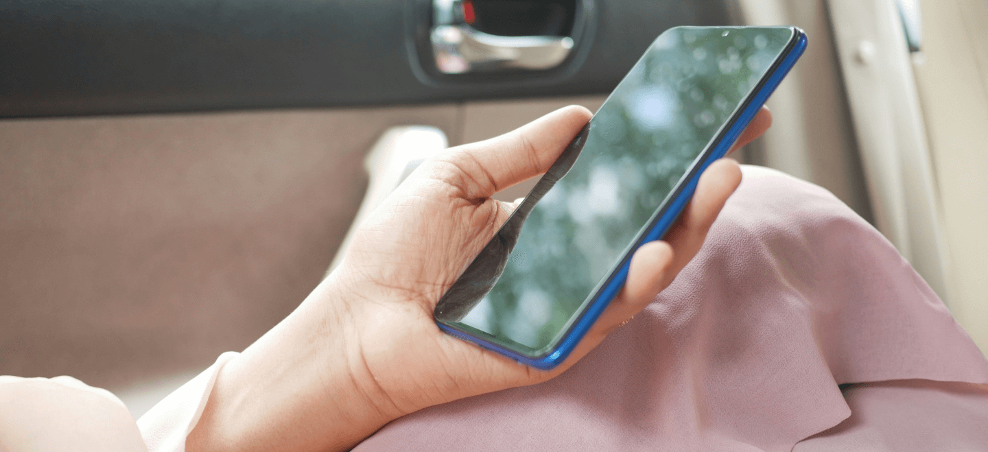 スマホを操作する女性の手